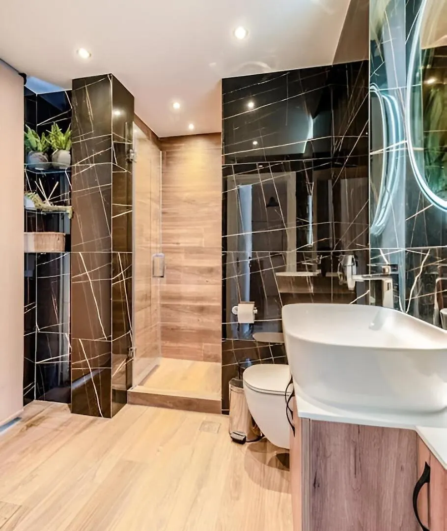 Elegant, Modern & Spacious Apartment In Thessaloniki With Balcony 希腊