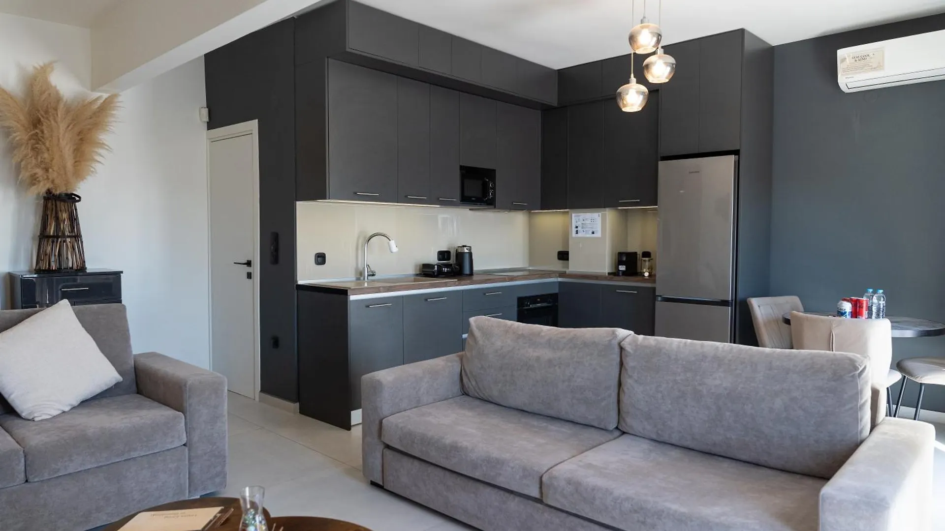 Elegant, Modern & Spacious Apartment In Thessaloniki With Balcony