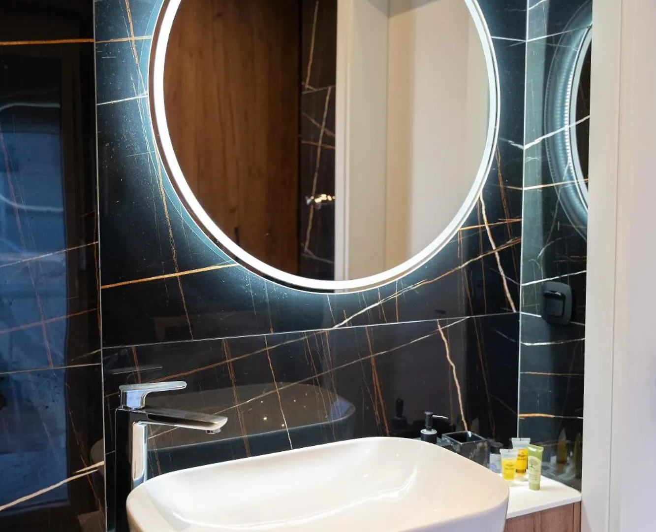 Elegant, Modern & Spacious Apartment In Thessaloniki With Balcony