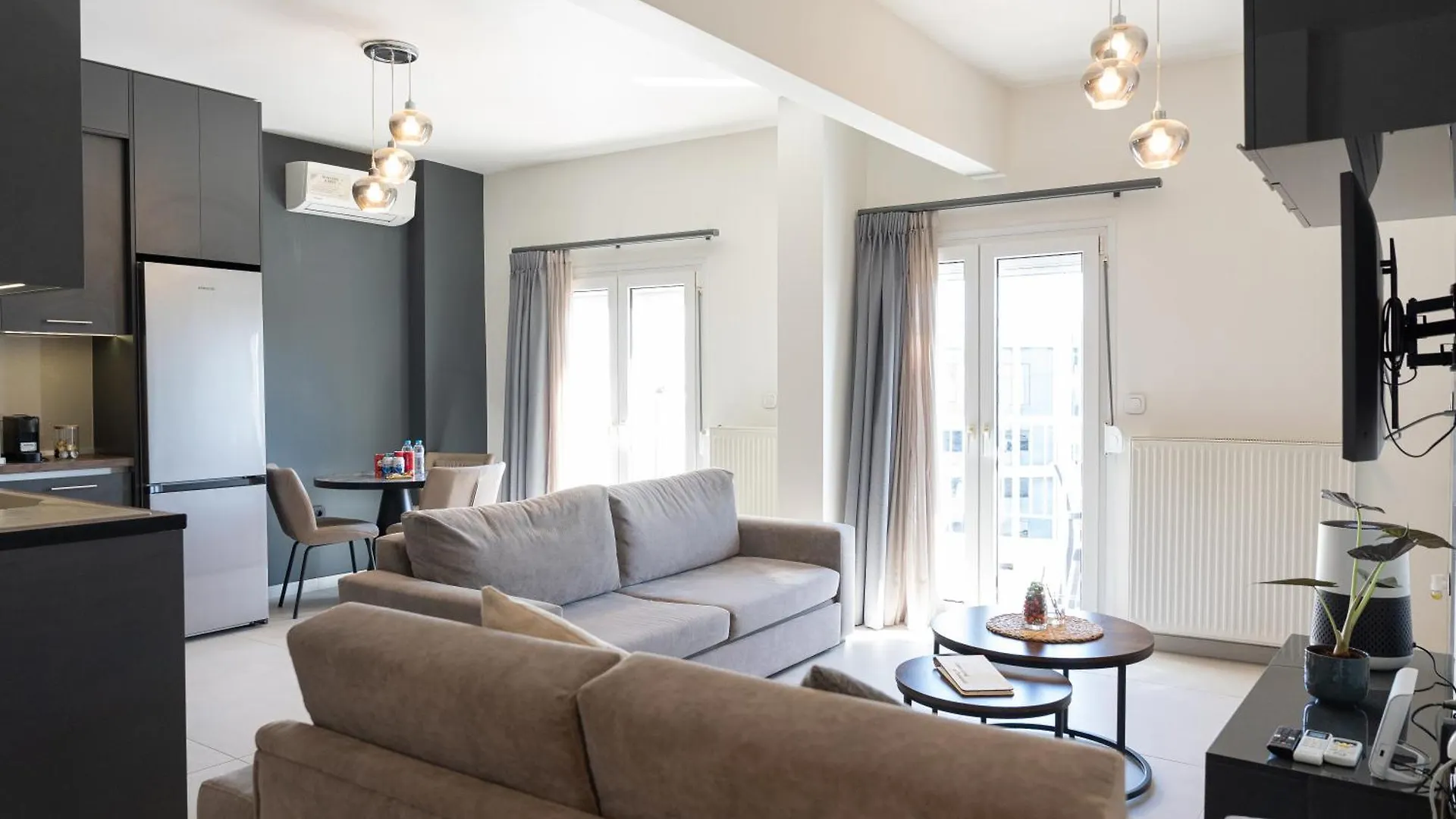 Elegant, Modern & Spacious Apartment In Thessaloniki With Balcony 0*,  Grecia