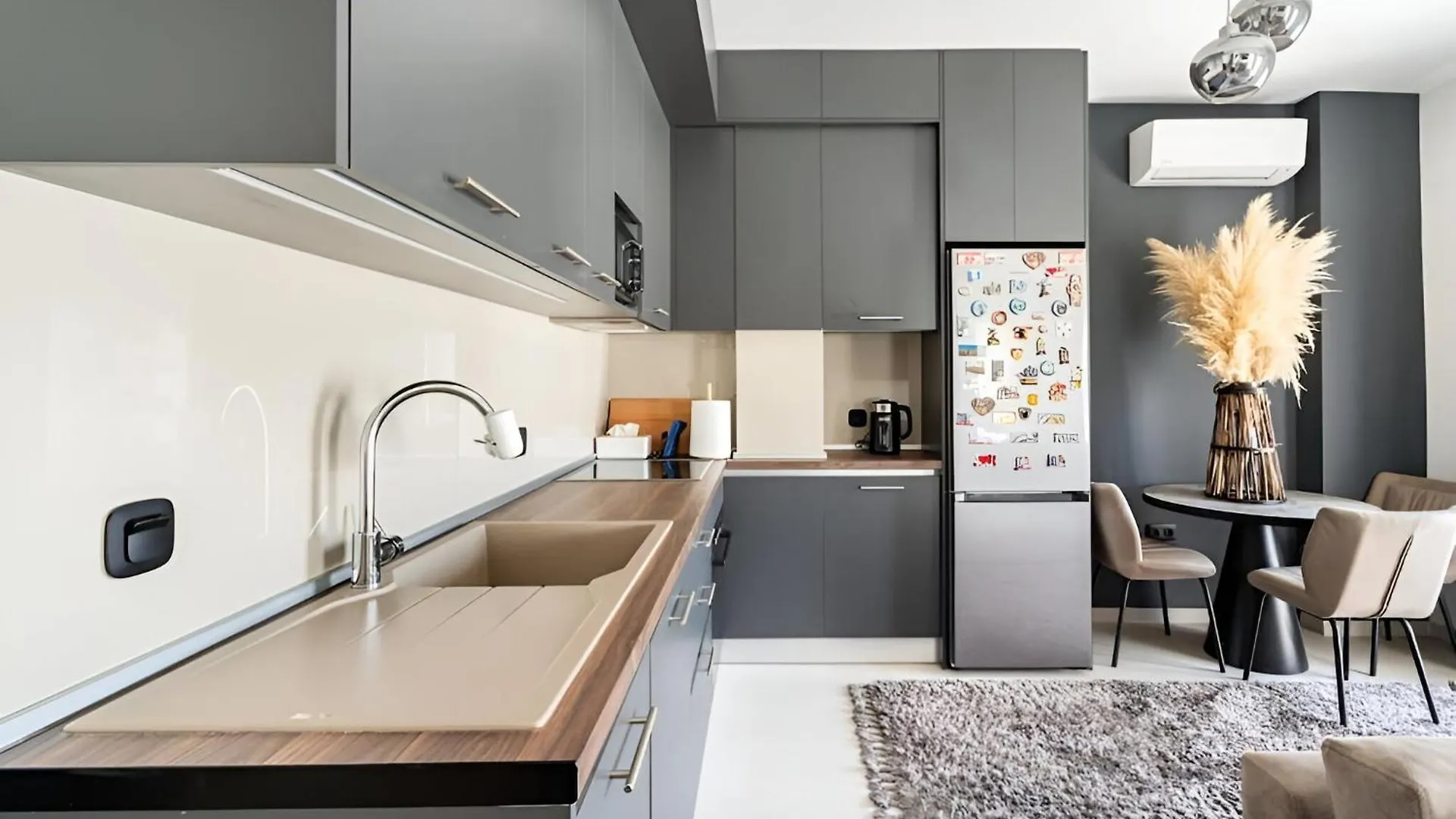 Elegant, Modern & Spacious Apartment In Thessaloniki With Balcony